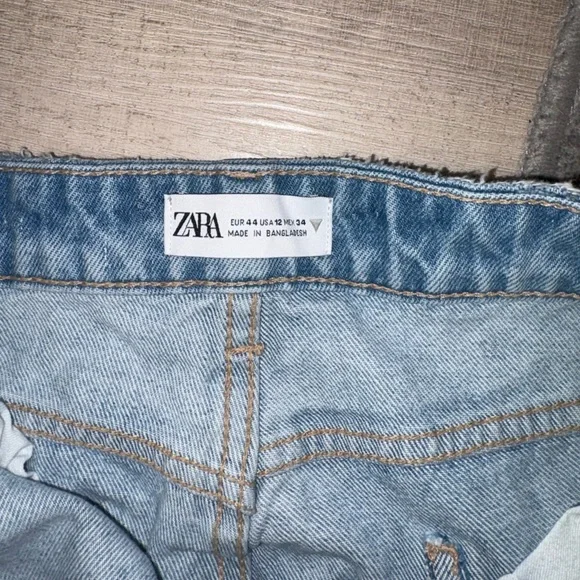 Zara Straight Leg Light Wash Jeans - Picture 4 of 6